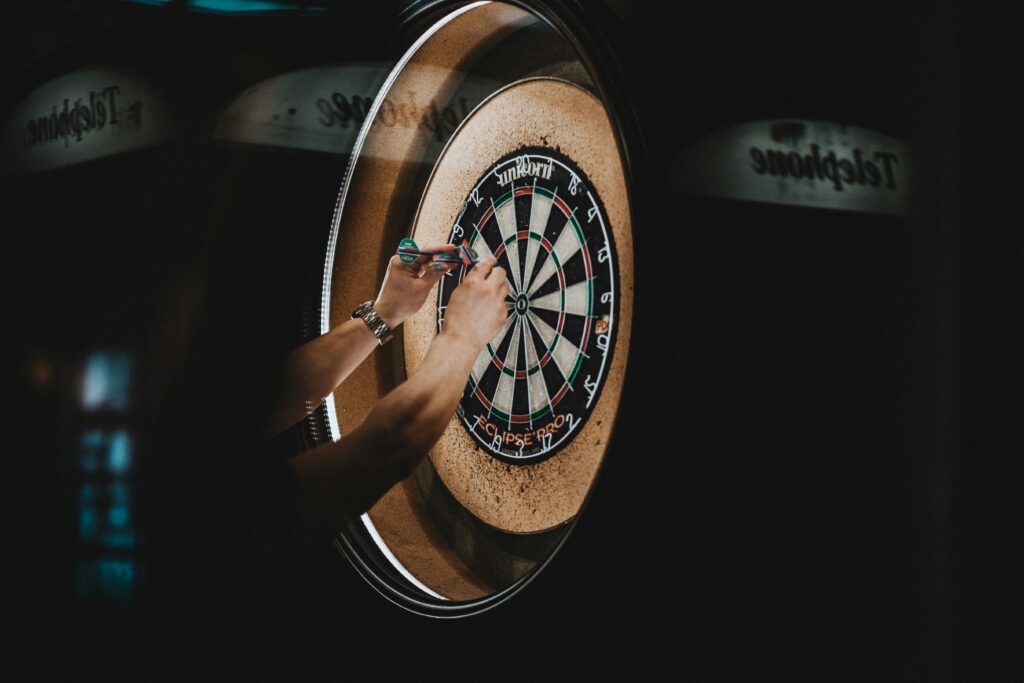 Dartspiel mit Dartboard, Surround, Beleuchtung und Darts