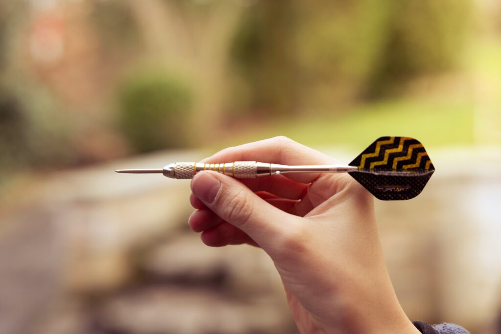 Dartwurf mit Steeldart